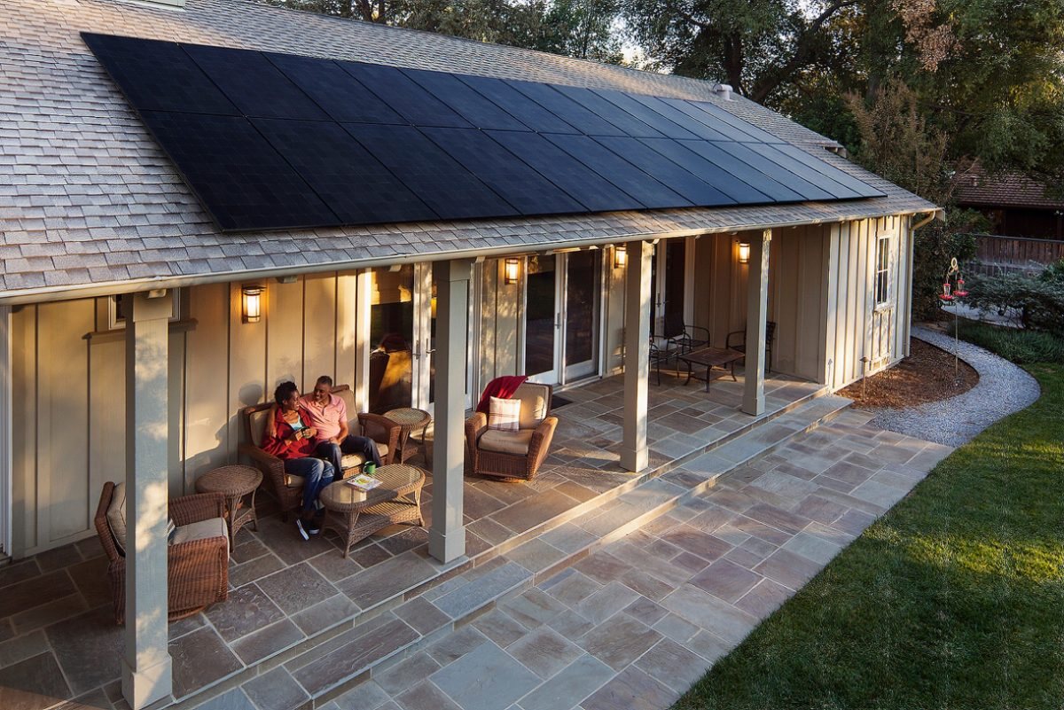 Technicien ECO NRJ FRANCE sur une toiture